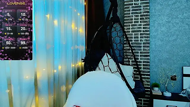 Snapshot of Evacadooo chatting on 12.04.25 Evacadooo online show from 12.04.25