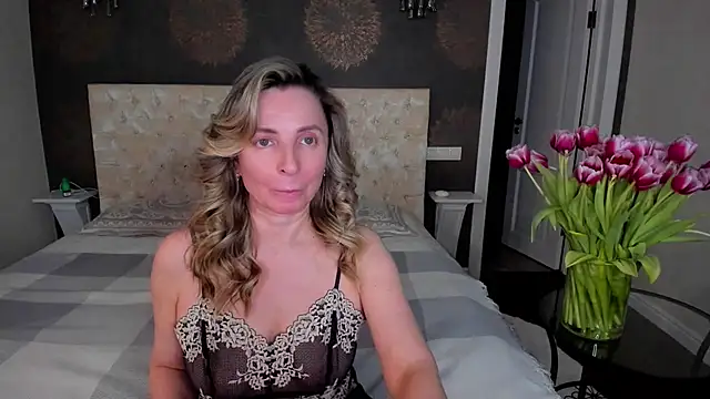 Snapshot of AllisonWilliams chatting on 03.11.25 AllisonWilliams online show from 03.11.25