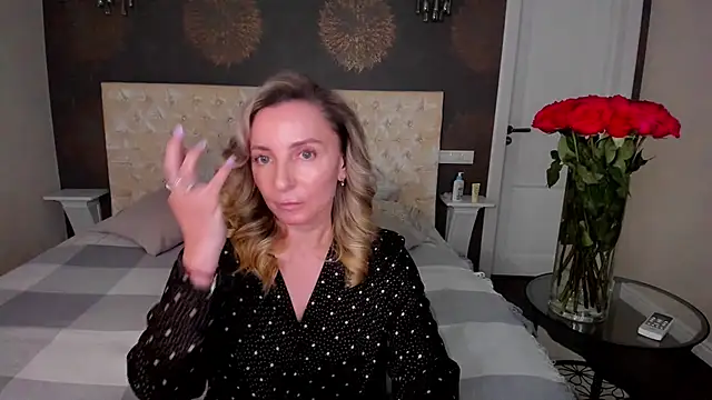 Snapshot of AllisonWilliams chatting on 09.17.25 AllisonWilliams online show from 09.17.25