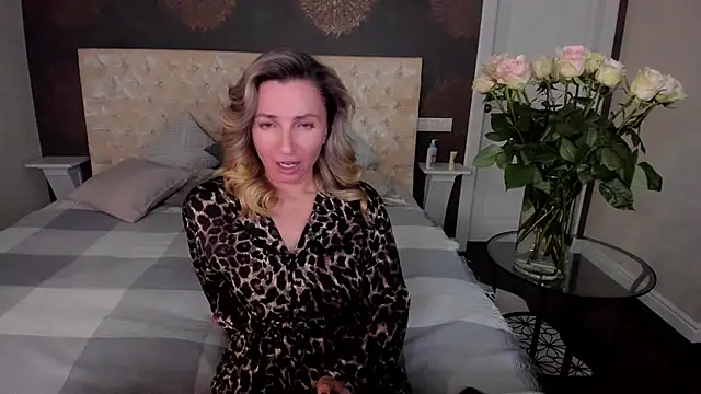 Snapshot of AllisonWilliams chatting on 09.29.25 AllisonWilliams online show from 09.29.25