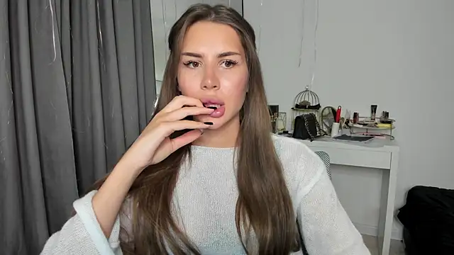 Snapshot of SuraMune chatting on 02.13.25 SuraMune online show from 02.13.25