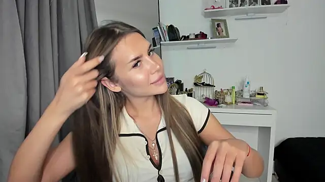 Snapshot of SuraMune chatting on 03.19.25 SuraMune online show from 03.19.25