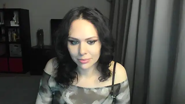 Snapshot of MollyCheiz chatting on 12.12.24 MollyCheiz online show from 12.12.24
