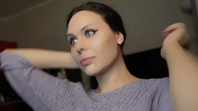 Snapshot of MollyCheiz chatting on 12.13.24 MollyCheiz online show from 12.13.24