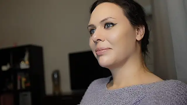 Snapshot of MollyCheiz chatting on 12.14.24 MollyCheiz online show from 12.14.24