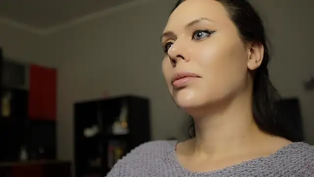 Snapshot of MollyCheiz chatting on 12.14.24 MollyCheiz online show from 12.14.24