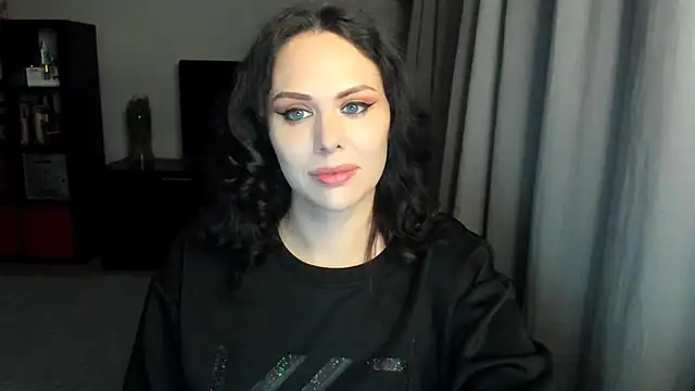Snapshot of MollyCheiz chatting on 12.14.24 MollyCheiz online show from 12.14.24