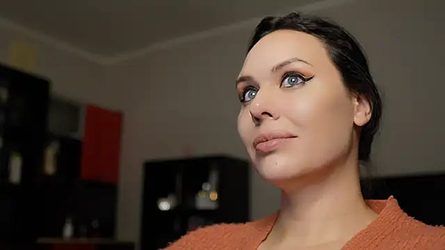 Snapshot of MollyCheiz chatting on 12.16.24 MollyCheiz online show from 12.16.24