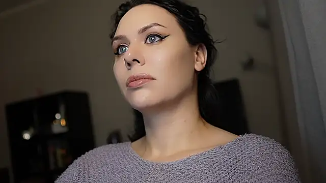 Snapshot of MollyCheiz chatting on 12.17.24 MollyCheiz online show from 12.17.24