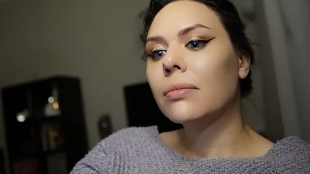 Snapshot of MollyCheiz chatting on 12.18.24 MollyCheiz online show from 12.18.24