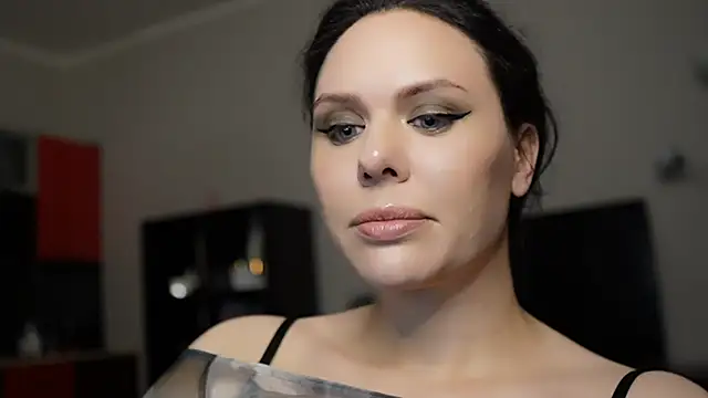 Snapshot of MollyCheiz chatting on 12.18.24 MollyCheiz online show from 12.18.24