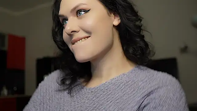 Snapshot of MollyCheiz chatting on 12.19.24 MollyCheiz online show from 12.19.24