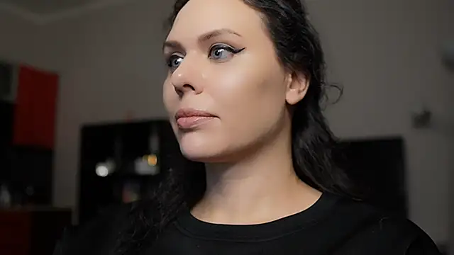 Snapshot of MollyCheiz chatting on 12.22.24 MollyCheiz online show from 12.22.24