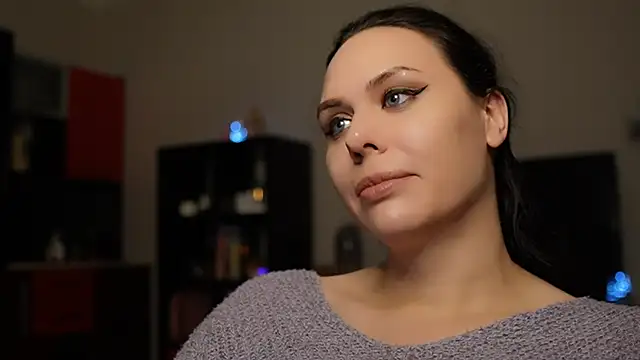 Snapshot of MollyCheiz chatting on 12.27.24 MollyCheiz online show from 12.27.24