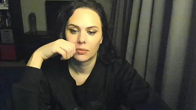 Snapshot of MollyCheiz chatting on 01.28.25 MollyCheiz online show from 01.28.25