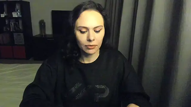 Snapshot of MollyCheiz chatting on 02.05.25 MollyCheiz online show from 02.05.25