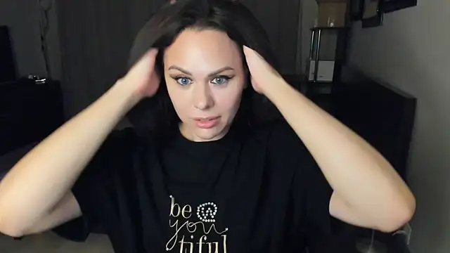 Snapshot of MollyCheiz chatting on 09.11.25 MollyCheiz online show from 09.11.25