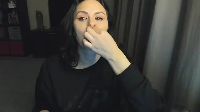 Snapshot of MollyCheiz chatting on 09.18.25 MollyCheiz online show from 09.18.25