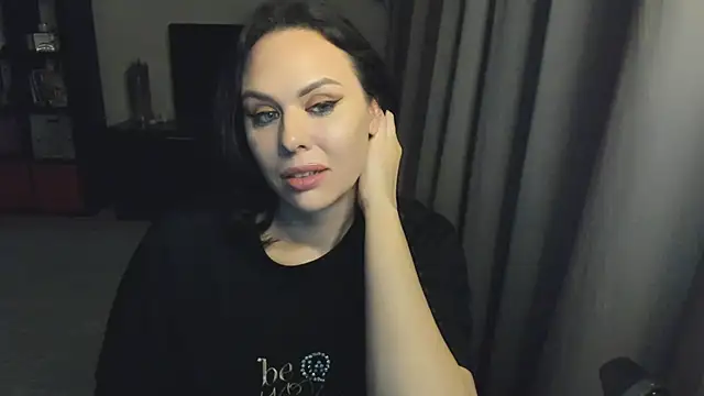 Snapshot of MollyCheiz chatting on 09.25.25 MollyCheiz online show from 09.25.25