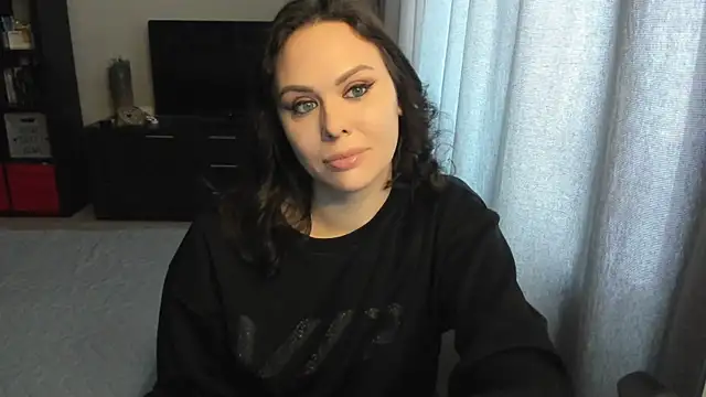 Snapshot of MollyCheiz chatting on 10.19.25 MollyCheiz online show from 10.19.25