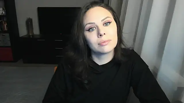 Snapshot of MollyCheiz chatting on 11.17.25 MollyCheiz online show from 11.17.25