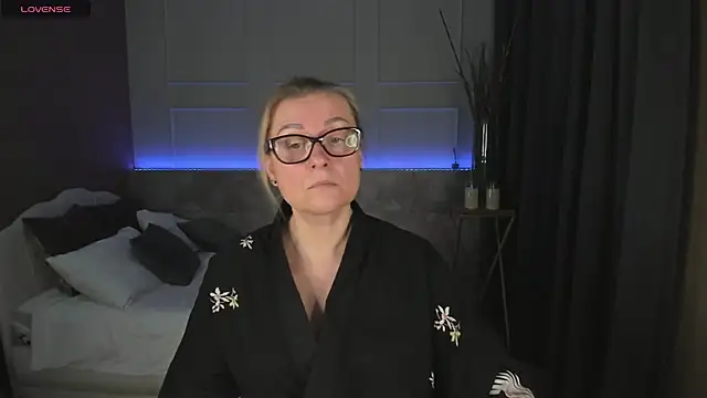 Snapshot of AlexandraKind chatting on 01.23.25 AlexandraKind online show from 01.23.25