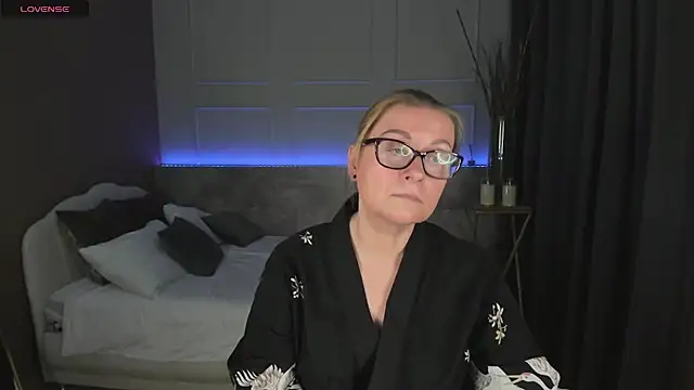 Snapshot of AlexandraKind chatting on 01.23.25 AlexandraKind online show from 01.23.25