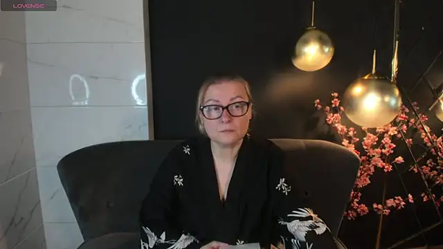 Snapshot of AlexandraKind chatting on 01.25.25 AlexandraKind online show from 01.25.25