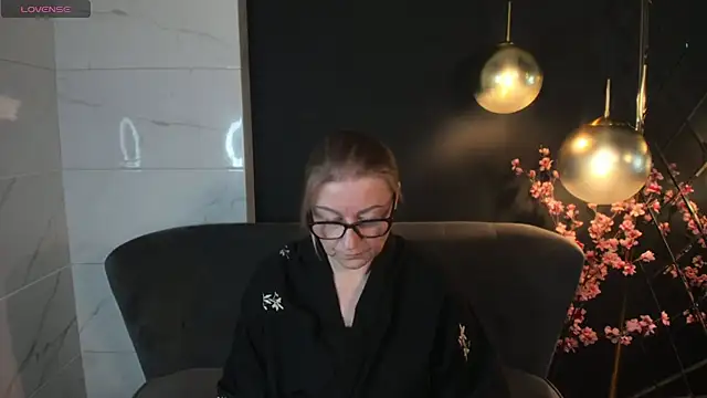 Snapshot of AlexandraKind chatting on 01.25.25 AlexandraKind online show from 01.25.25