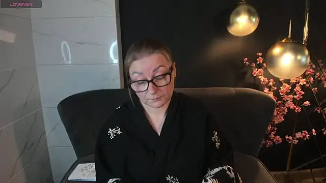 Snapshot of AlexandraKind chatting on 01.25.25 AlexandraKind online show from 01.25.25