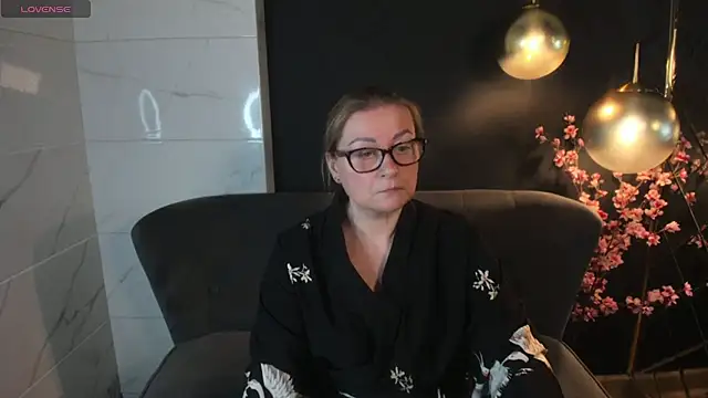 Snapshot of AlexandraKind chatting on 01.25.25 AlexandraKind online show from 01.25.25