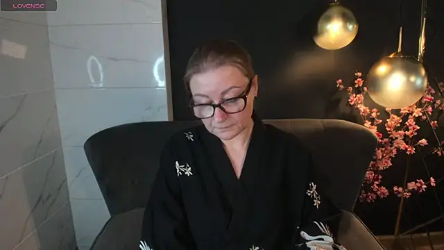 Snapshot of AlexandraKind chatting on 01.26.25 AlexandraKind online show from 01.26.25