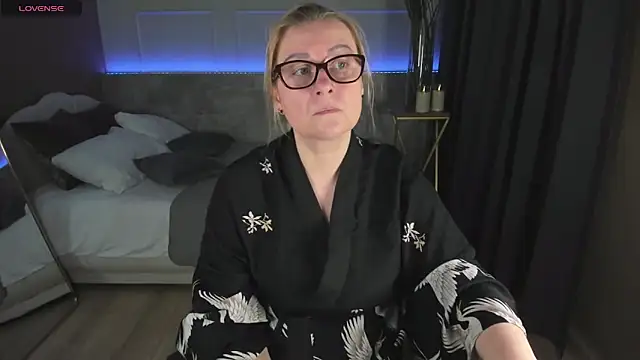 Snapshot of AlexandraKind chatting on 01.28.25 AlexandraKind online show from 01.28.25