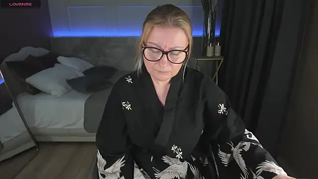 Snapshot of AlexandraKind chatting on 01.28.25 AlexandraKind online show from 01.28.25