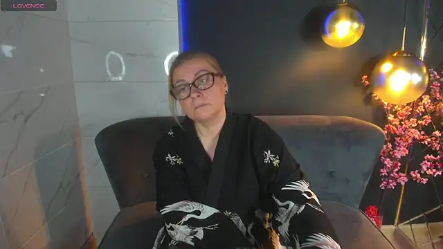 Snapshot of AlexandraKind chatting on 01.30.25 AlexandraKind online show from 01.30.25