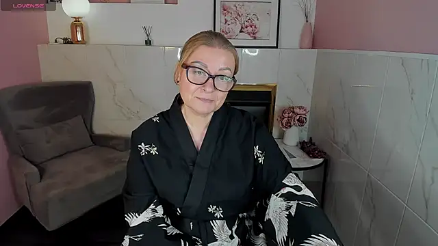 Snapshot of AlexandraKind chatting on 01.30.25 AlexandraKind online show from 01.30.25