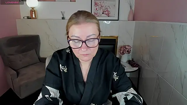 Snapshot of AlexandraKind chatting on 01.31.25 AlexandraKind online show from 01.31.25