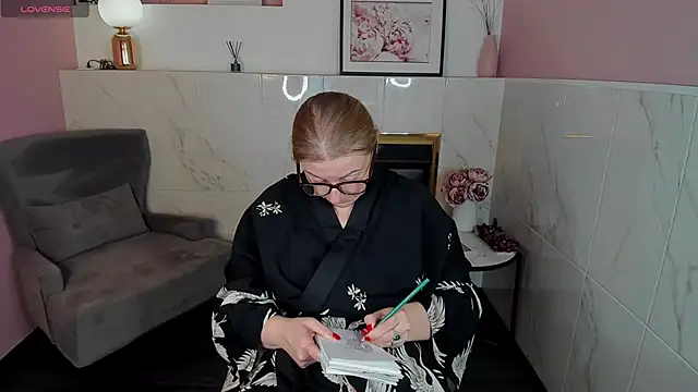 Snapshot of AlexandraKind chatting on 01.31.25 AlexandraKind online show from 01.31.25