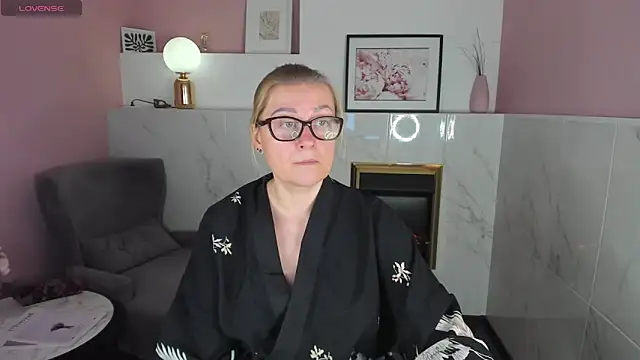 Snapshot of AlexandraKind chatting on 02.01.25 AlexandraKind online show from 02.01.25