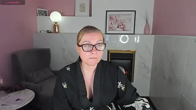 Snapshot of AlexandraKind chatting on 02.01.25 AlexandraKind online show from 02.01.25