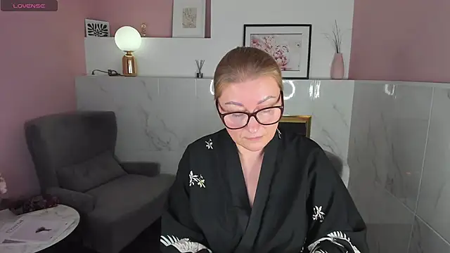 Snapshot of AlexandraKind chatting on 02.01.25 AlexandraKind online show from 02.01.25