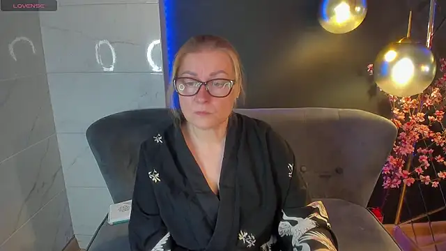 Snapshot of AlexandraKind chatting on 02.02.25 AlexandraKind online show from 02.02.25