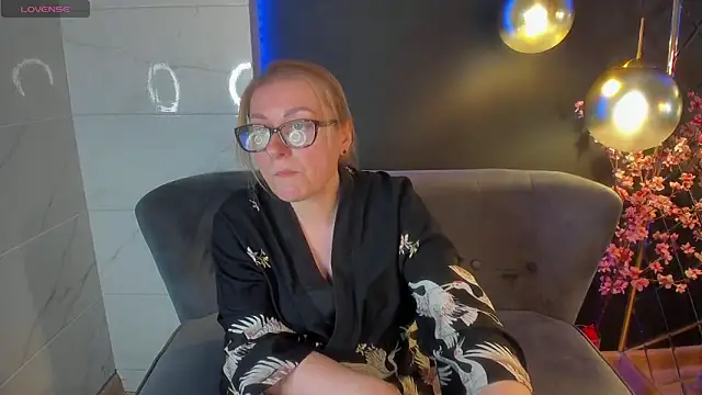 Snapshot of AlexandraKind chatting on 02.02.25 AlexandraKind online show from 02.02.25