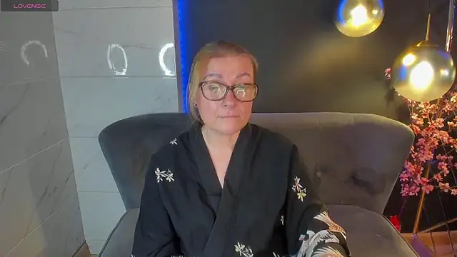 Snapshot of AlexandraKind chatting on 02.02.25 AlexandraKind online show from 02.02.25