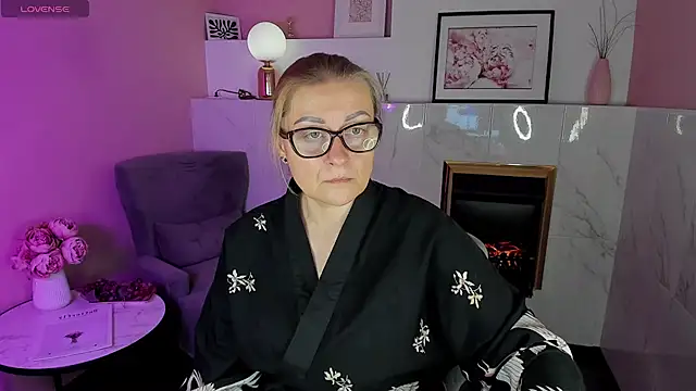 Snapshot of AlexandraKind chatting on 02.04.25 AlexandraKind online show from 02.04.25