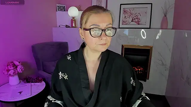 Snapshot of AlexandraKind chatting on 02.04.25 AlexandraKind online show from 02.04.25