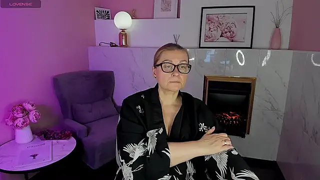 Snapshot of AlexandraKind chatting on 02.04.25 AlexandraKind online show from 02.04.25