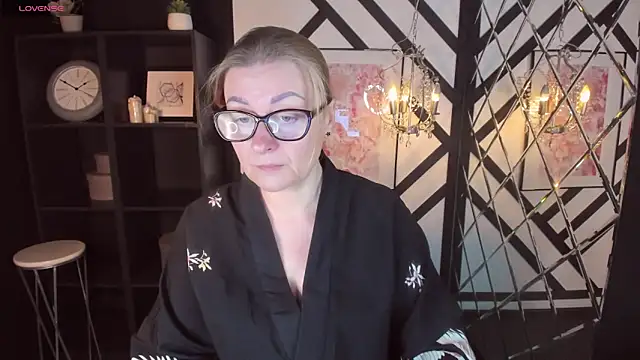 Snapshot of AlexandraKind chatting on 02.05.25 AlexandraKind online show from 02.05.25