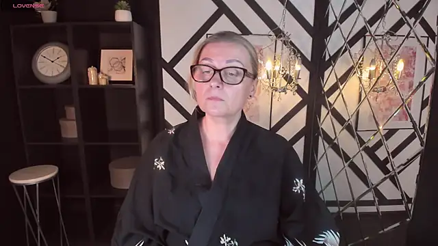 Snapshot of AlexandraKind chatting on 02.05.25 AlexandraKind online show from 02.05.25