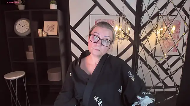 Snapshot of AlexandraKind chatting on 02.05.25 AlexandraKind online show from 02.05.25